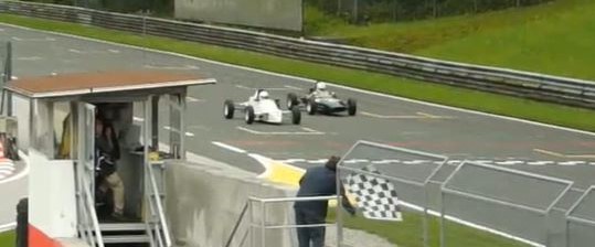 Ein Bild, das Gras, drauen, Autorennsport, Rennstrecke enthlt.

Automatisch generierte Beschreibung