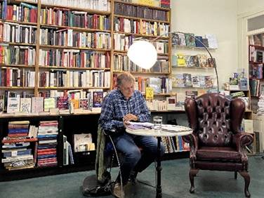 Ein Bild, das Bcherregal, Mobiliar, Im Haus, Szene enthlt.

KI-generierte Inhalte knnen fehlerhaft sein.