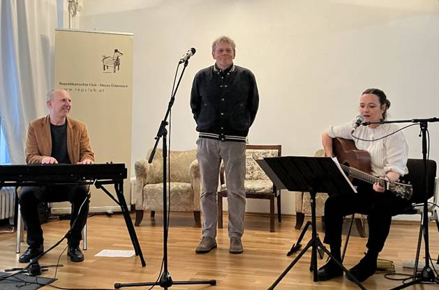 Ein Bild, das Musik, Person, Kleidung, Klavier enthlt.

KI-generierte Inhalte knnen fehlerhaft sein.